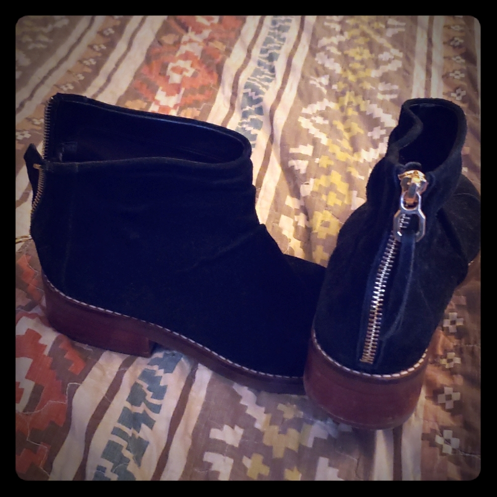 Cole Haan riona grand zip black suede booties sz 7